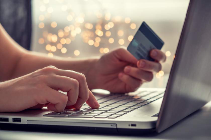 consumidor realizando compra online na pandemia