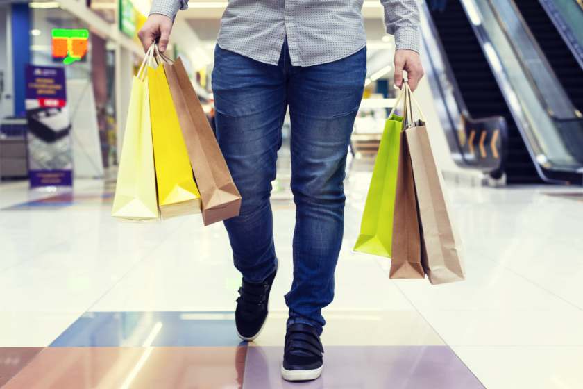 homem com sacolas de compras na pandemia