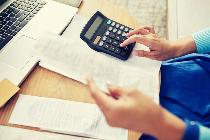 Empreendedora calculando as suas dívidas para fazer a renegociação na pandemia
