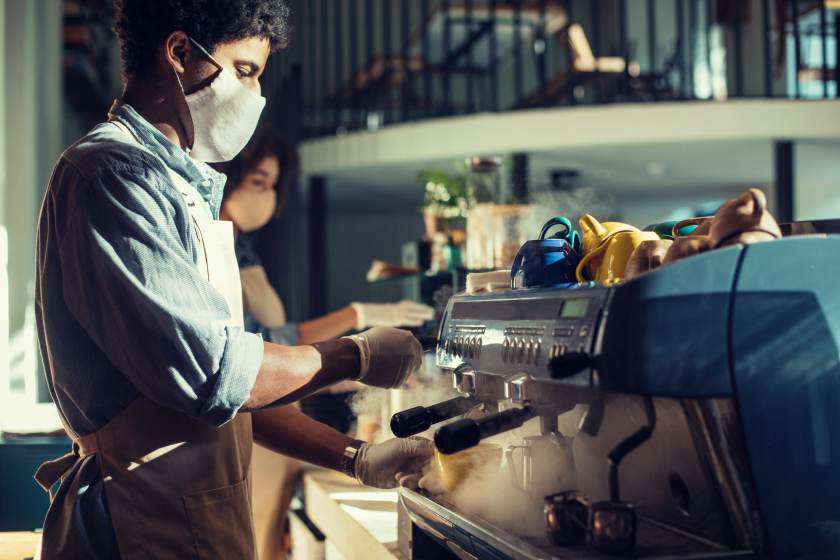 funcionário trabalhando em pequena empresa na pandemia